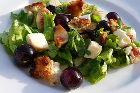 Salade de vendanges aux deux raisins, figues et chèvre frais