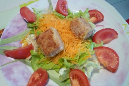 Salade au fromage frais pané